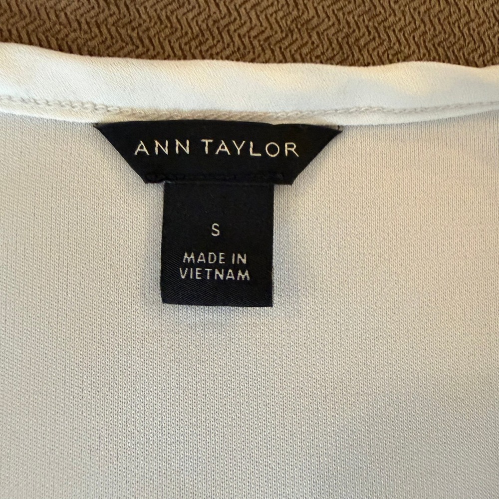 Ann Taylor Women Small Ivory Pleated Tuxedo Front Sleeveless Blouse Shell 501882 - Picture 3 of 4